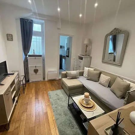 à Deux Pas De Paris Expo *